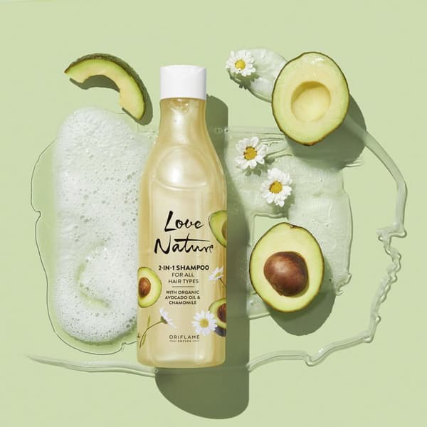Oriflame Love Nature 2-in-1 -shampoo luomuavokadoöljyllä ja kamomillalla kaikille hiustyypeille 500 ml