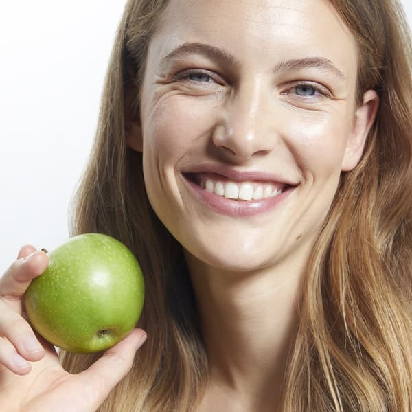 Oriflame Love Nature Up-Loved Purifying Shampoo med återvunnet äpple och ekologisk grönkål 250ml