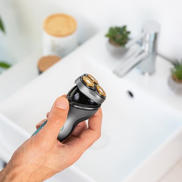 Cecotec Rotary shaver with titanium coating and 3D motion.