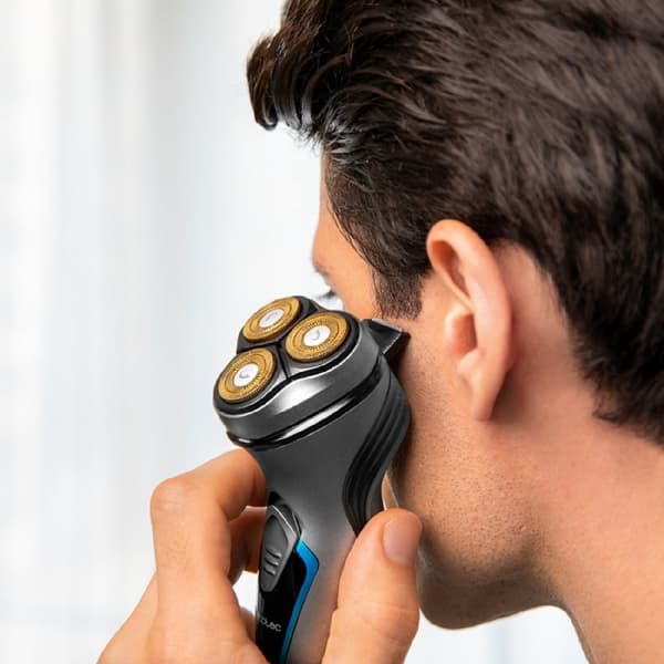 Cecotec Rotary shaver with titanium coating and 3D motion.