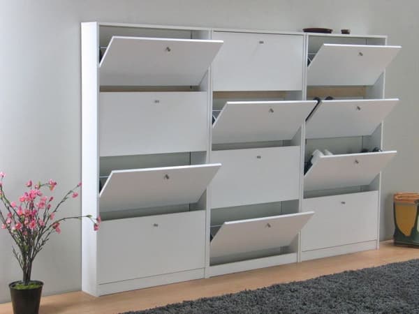 Escape skoskap med 12 dører bredde 225 cm, høyde 148 cm hvit.