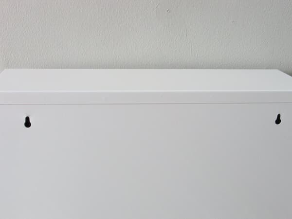 Pisa skoskap med 12 dører i metall hvit. Leveres ferdig montert.