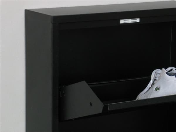 Pisa skoskap med 3 dører i metall svart. Leveres ferdig montert.