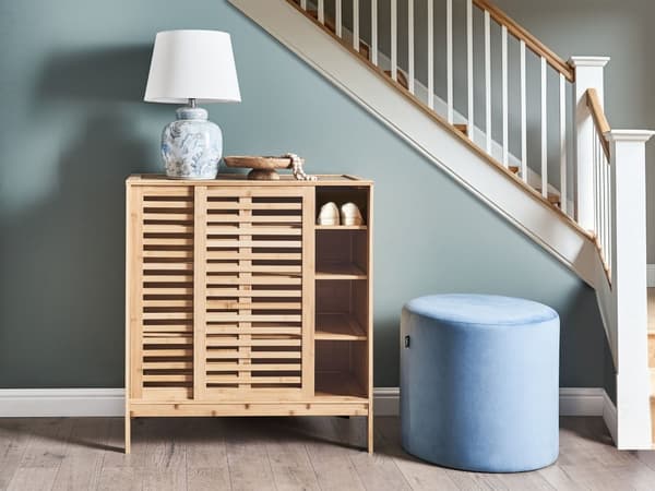 Bambus skænk skoskab i lyst træ 2 hylder med skydedør Boho stil opbevaring i gangen