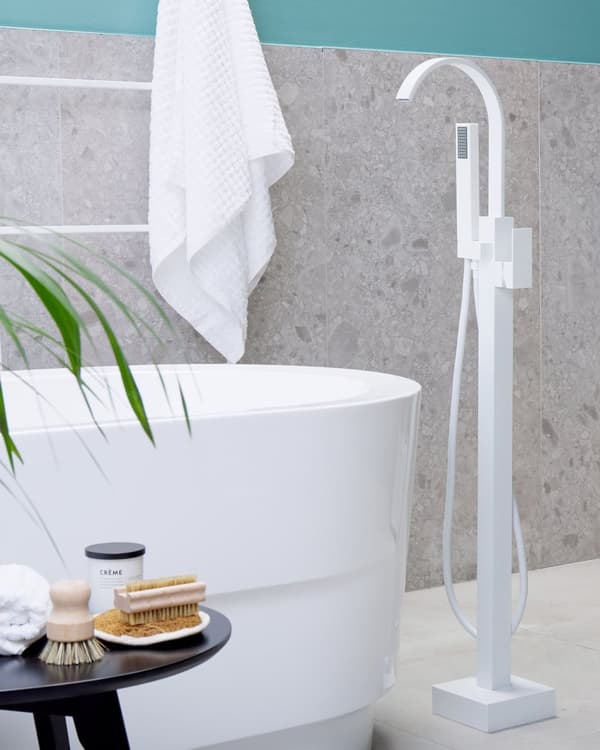 Frittstående Blandebatteri for Badekar Hvit Matt Messing med Hånddusj og Gulvmontert Hånddusj Moderne Design