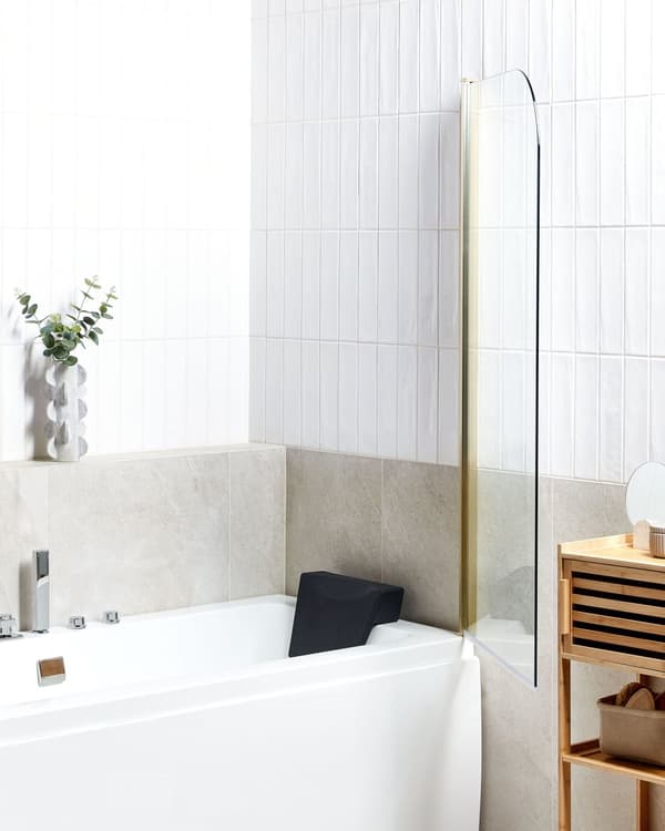 Bruseafskærmning i forkromet aluminium med transparent hærdet glas 140 x 70 cm Justerbar vippe funktion i Minimalist skandinavisk design