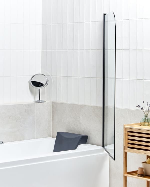 Bruseafskærmning i forkromet aluminium med transparent hærdet glas 140 x 80 cm Justerbar vippe funktion i Minimalist skandinavisk design