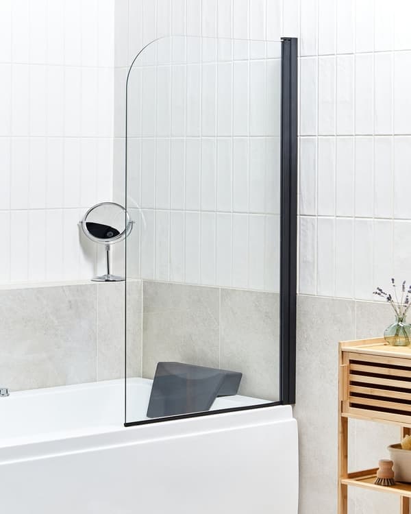 Bruseafskærmning i forkromet aluminium med transparent hærdet glas 140 x 80 cm Justerbar vippe funktion i Minimalist skandinavisk design