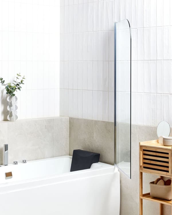 Bruseafskærmning i forkromet aluminium med transparent hærdet glas 140 x 70 cm Justerbar vippe funktion i Minimalist skandinavisk design