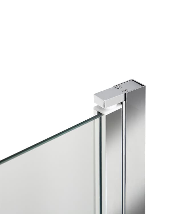 Bruseafskærmning i forkromet aluminium med transparent hærdet glas 140 x 70 cm Justerbar vippe funktion i Minimalist skandinavisk design