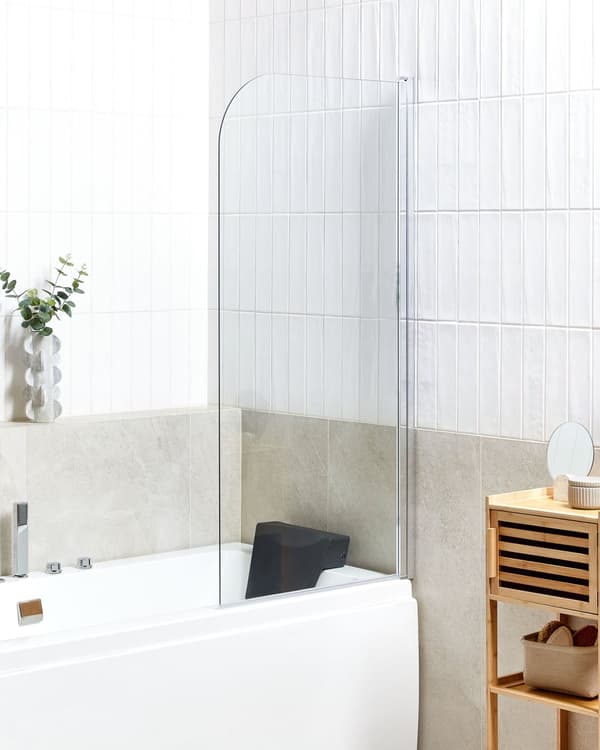 Bruseafskærmning i forkromet aluminium med transparent hærdet glas 140 x 70 cm Justerbar vippe funktion i Minimalist skandinavisk design