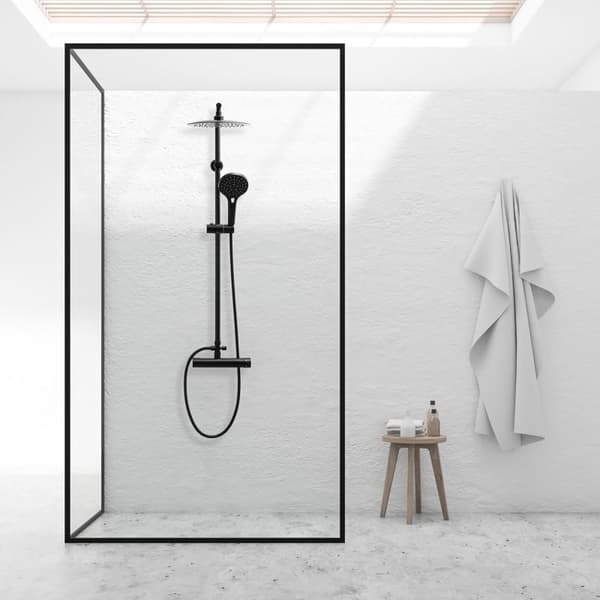 Elegant sort bruserblandingsbatteri med håndbruser - Moderne badeværelsesaccessory til arkitekter & interiørarkitekter