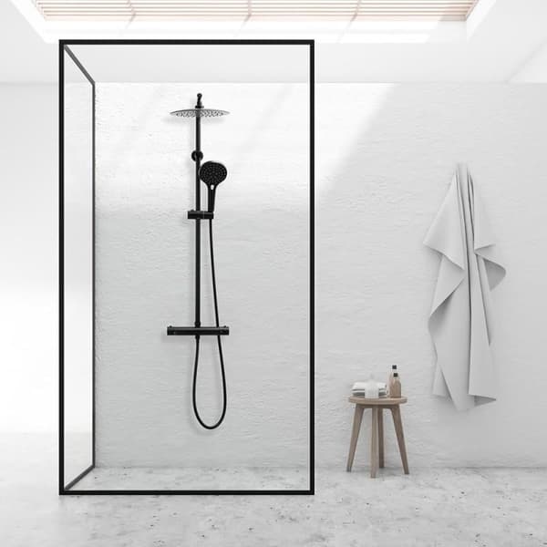 Sort Termostatisk Brusesæt med 25cm Regndus - Moderne Design til Arkitekter & Interiørarkitekter