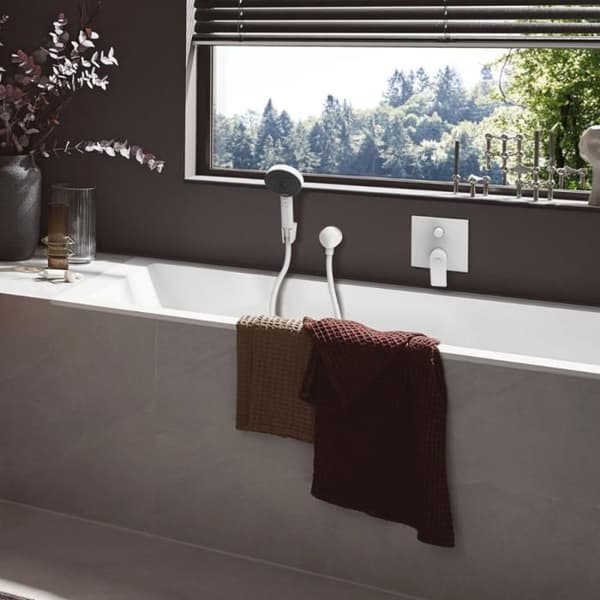 Hansgrohe Pulsify Select 105 3jet Avslappningsväggfäste och handduschset med 160 cm slang matt vit