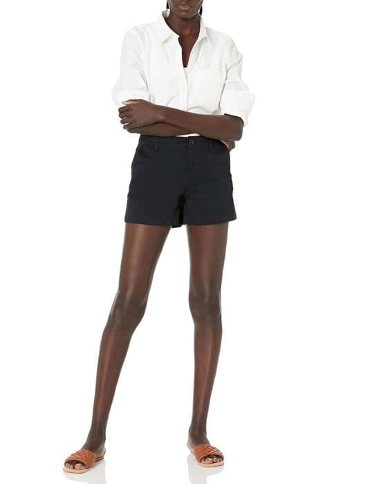 Essentials-shorts - AEW30022SU21-Black-14 - Amazon-shorts i halvhög kaki för kvinnor, slim fit, 3,5 tums innersömmar