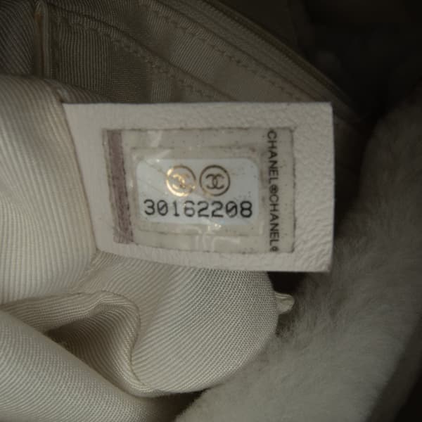 Pre-owned Chanel Shearling CC Shoulder Bag White