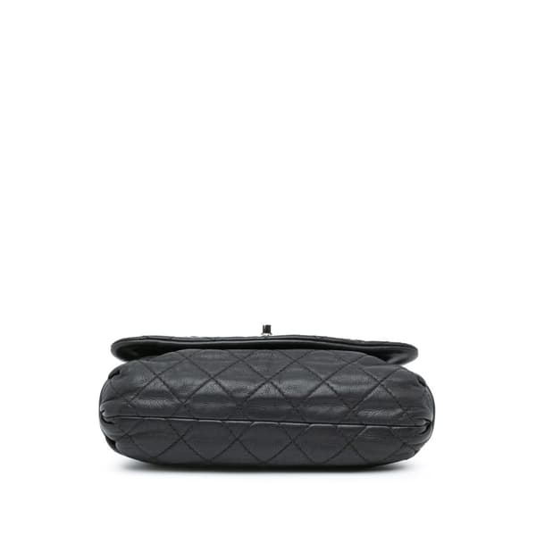 Pre-owned Chanel Quilted Calfskin Curvy Flap Black