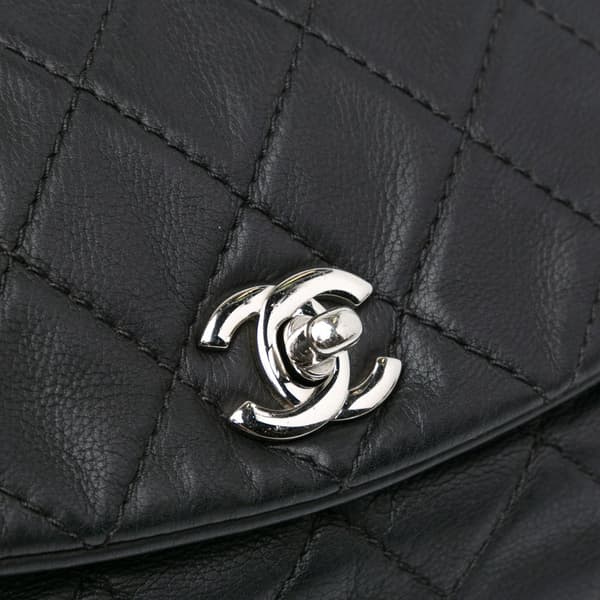 Pre-owned Chanel Quilted Calfskin Curvy Flap Black