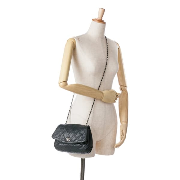 Pre-owned Chanel Quilted Calfskin Curvy Flap Black