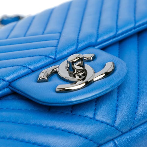 Pre-owned Chanel Medium Lambskin CC Crossing Flap Blue