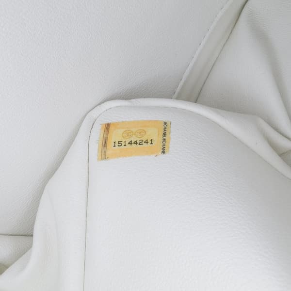 Pre-owned Chanel Jumbo Classic Caviar Double Flap White