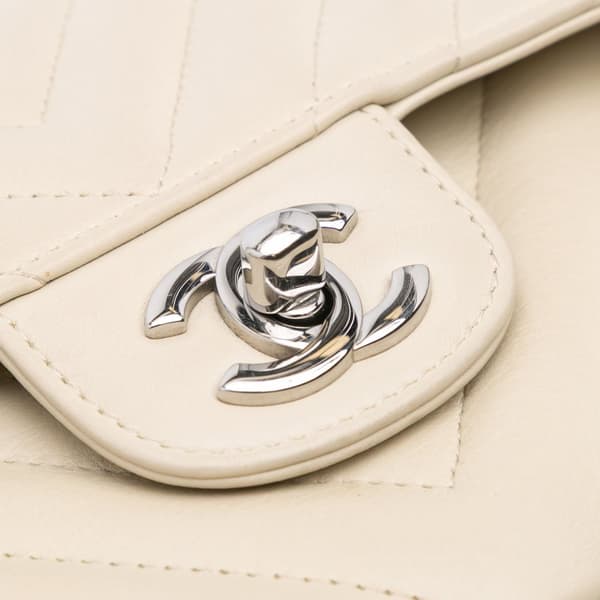 Pre-owned Chanel Small Classic Chevron Lambskin Double Flap White