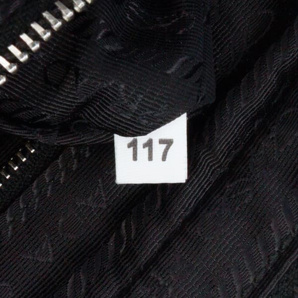 Pre-owned Prada Vitello Daino Grommet Chain Shoulder Bag Black
