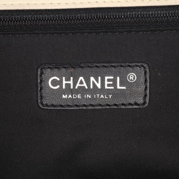 Pre-owned Chanel Maxi Quilted Calfskin Blizzard Zip Top Flap White