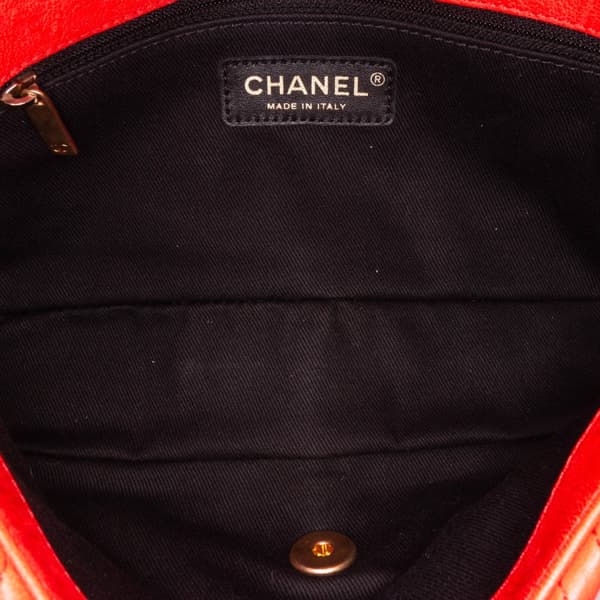 Pre-owned Chanel Medium Chevron Wrinkled Calfskin Medallion Charm Flap Red