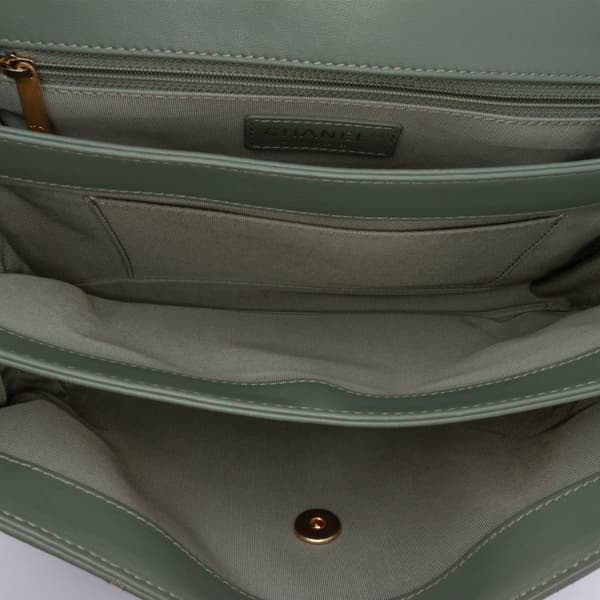 Pre-owned Chanel Large Quilted Lambskin Daily Companion Flap Green