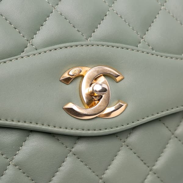 Pre-owned Chanel Large Quilted Lambskin Daily Companion Flap Green