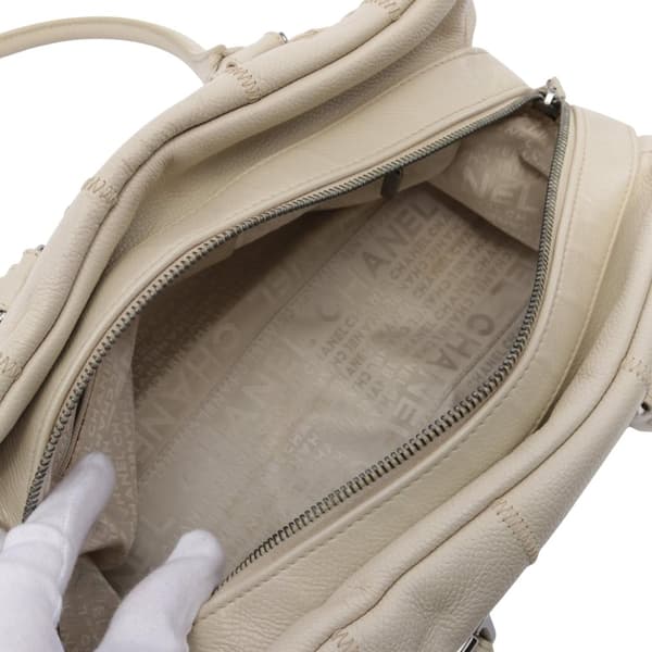 Pre-owned Chanel Caviar Square Stitch Shoulder Bag White