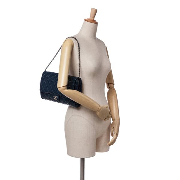 Pre-owned Chanel CC Quilted Patent Clutch With Chain Blue
