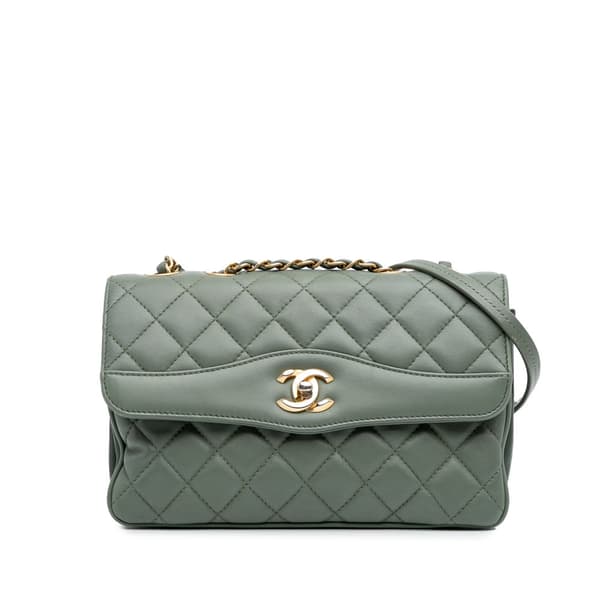 Pre-owned Chanel Medium Quilted Lambskin Daily Companion Flap Green