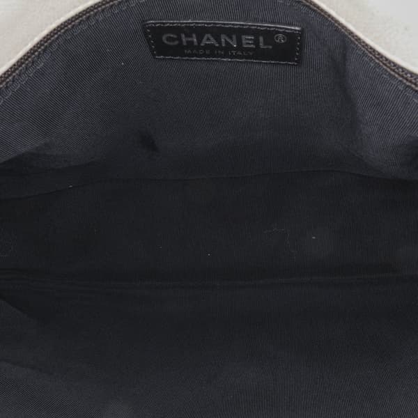 Pre-owned Chanel Large Iridescent Calfskin Chic Quilt Flap White