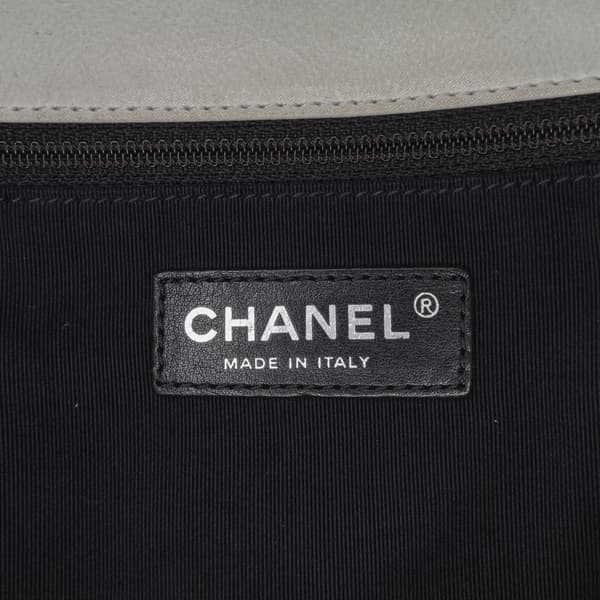 Pre-owned Chanel Large Iridescent Calfskin Chic Quilt Flap White
