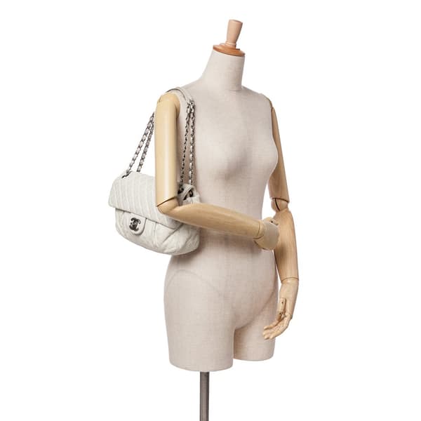 Pre-owned Chanel Large Iridescent Calfskin Chic Quilt Flap White