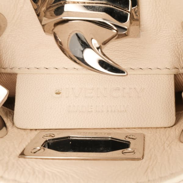 Pre-owned Givenchy Leather Shark Lock Chain Shoulder Bag White