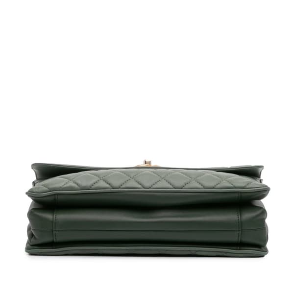 Pre-owned Chanel Large Quilted Lambskin Daily Companion Flap Green