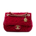 Miniatyrbillede 1 af 10: Pre-owned Chanel Mini Velvet Camellia Flap Red