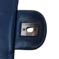 Miniatyrbild 5 av 10: Pre-owned Chanel Jumbo Quilted Iridescent Caviar Easy Flap Blue