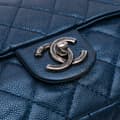 Miniatyrbild 8 av 10: Pre-owned Chanel Jumbo Quilted Iridescent Caviar Easy Flap Blue