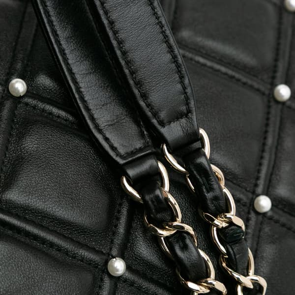 Pre-owned Chanel Medium Quilted Lambskin Pearl Studs Flap Black