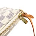 Miniatyrbild 8 av 10: Pre-owned Louis Vuitton Damier Azur Pochette Accessoires White