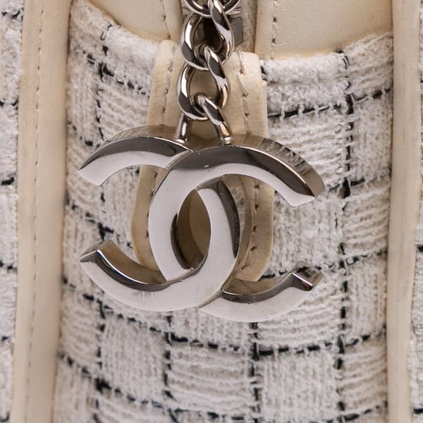 Pre-owned Chanel Small Tweed and Resin Zipped Shopping Bag White