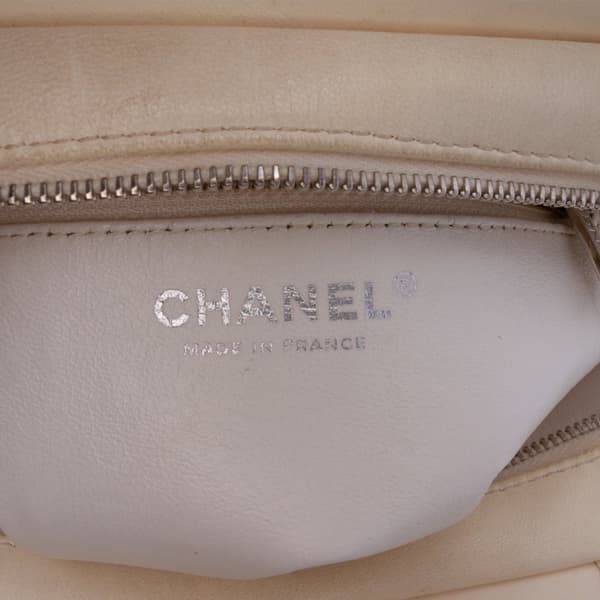 Pre-owned Chanel Small Tweed and Resin Zipped Shopping Bag White
