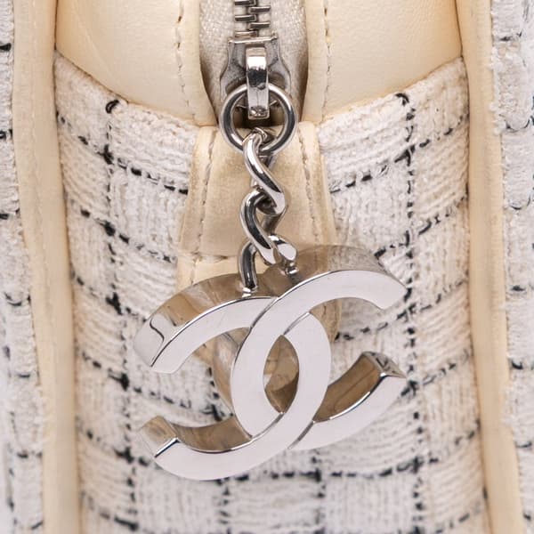 Pre-owned Chanel Small Tweed and Resin Zipped Shopping Bag White