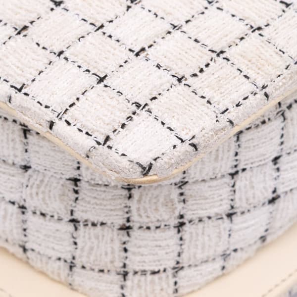 Pre-owned Chanel Small Tweed and Resin Zipped Shopping Bag White