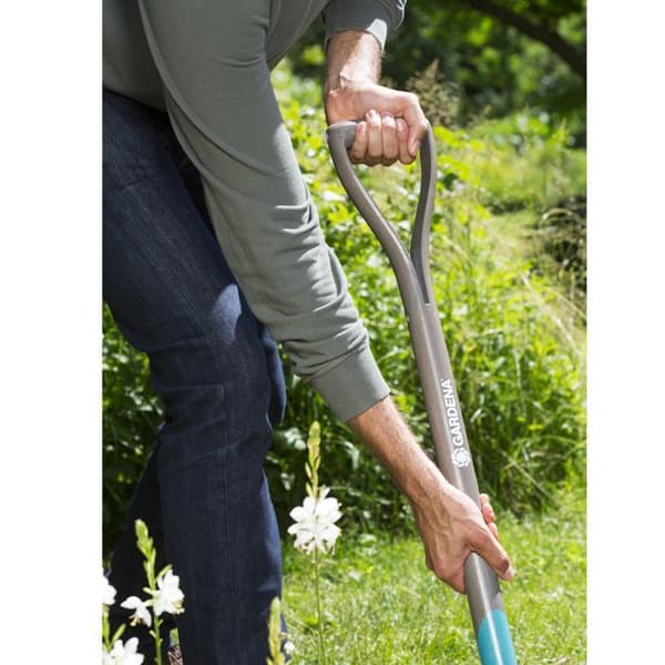 GARDENA NatureLine® spetsad spade – 100 % FSC® trähandtag – Ergo D-handtag – Brett fotstöd – 10 års garanti (17001-20)