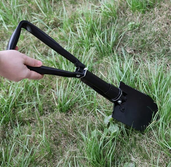 TAITETTAVA SOTILASSAHA, JOKA SISÄLTÄÄ HAKUN, LAPION JA SAHAN